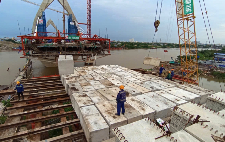 Hối hả c&ocirc;ng trường cầu d&acirc;y văng bắc qua s&ocirc;ng Đ&agrave;o ở Nam Định- Ảnh 3.