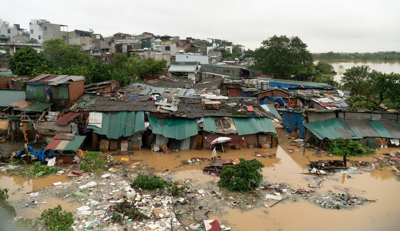 Nước s&ocirc;ng Hồng d&acirc;ng cao, người d&acirc;n ven s&ocirc;ng ở H&agrave; Nội gấp r&uacute;t chuyển đồ đạc- Ảnh 1.