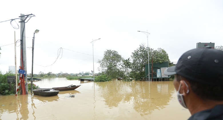 Nước s&ocirc;ng Hồng d&acirc;ng cao, người d&acirc;n ven s&ocirc;ng ở H&agrave; Nội gấp r&uacute;t chuyển đồ đạc- Ảnh 6.