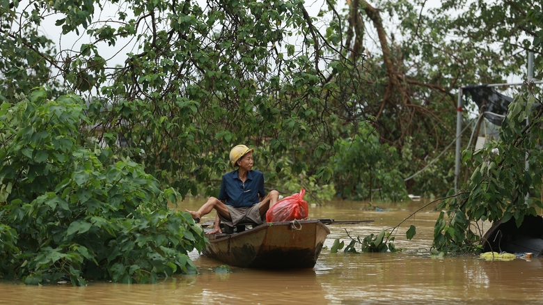 Nước s&ocirc;ng Hồng d&acirc;ng cao, người d&acirc;n ven s&ocirc;ng ở H&agrave; Nội gấp r&uacute;t chuyển đồ đạc- Ảnh 8.