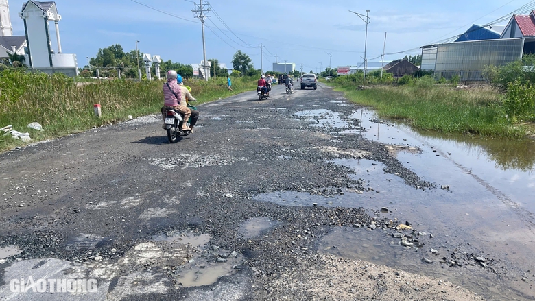 Quốc lộ 1, đường Hồ Ch&iacute; Minh qua C&agrave; Mau xuất hiện nhiều điểm hư hỏng- Ảnh 1.