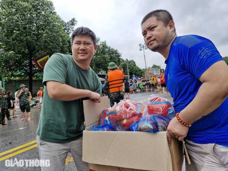 Cận cảnh những chuyến xuồng xu&ocirc;i ngược, chở đầy nghĩa t&igrave;nh tại "rốn lũ" Th&aacute;i Nguy&ecirc;n- Ảnh 16.