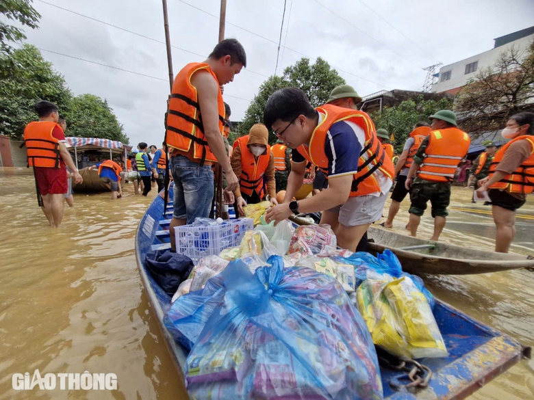 Cận cảnh những chuyến xuồng xu&ocirc;i ngược, chở đầy nghĩa t&igrave;nh tại "rốn lũ" Th&aacute;i Nguy&ecirc;n- Ảnh 14.
