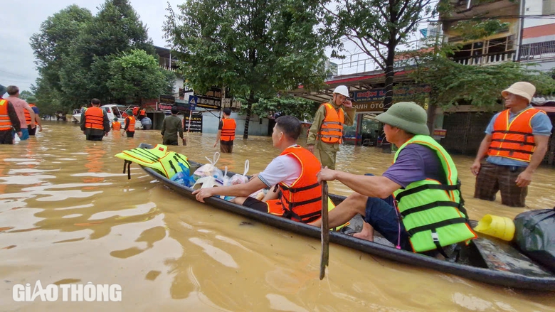 Cận cảnh những chuyến xuồng xu&ocirc;i ngược, chở đầy nghĩa t&igrave;nh tại "rốn lũ" Th&aacute;i Nguy&ecirc;n- Ảnh 9.