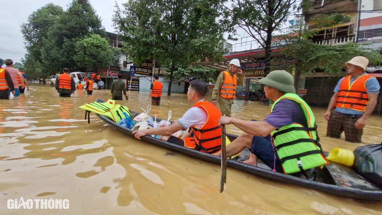 Cận cảnh những chuyến xuồng xu&ocirc;i ngược, chở đầy nghĩa t&igrave;nh tại "rốn lũ" Th&aacute;i Nguy&ecirc;n- Ảnh 2.