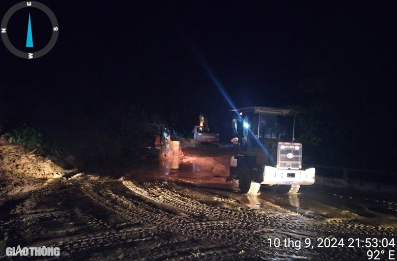 Mở đường tới điểm sạt lở 100 người mất t&iacute;ch tại L&agrave;o Cai: "Cố gắng từng ph&uacute;t để cứu người"- Ảnh 1.