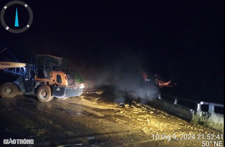 Mở đường tới điểm sạt lở 100 người mất t&iacute;ch tại L&agrave;o Cai: "Cố gắng từng ph&uacute;t để cứu người"- Ảnh 2.