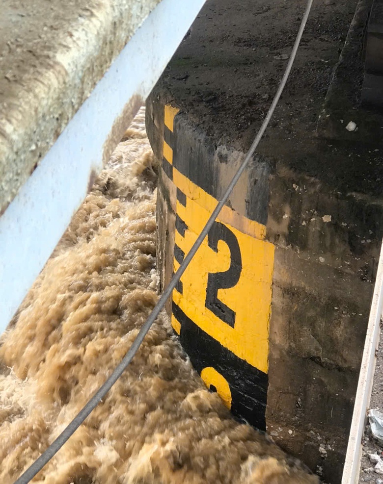 Đường sắt dừng chạy t&agrave;u, đề nghị H&agrave; Nội hạn chế phương tiện qua cầu Đuống- Ảnh 3.