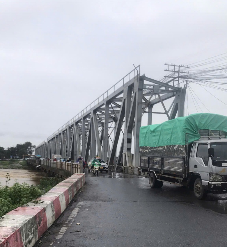 Đường sắt dừng chạy t&agrave;u, đề nghị H&agrave; Nội hạn chế phương tiện qua cầu Đuống- Ảnh 2.