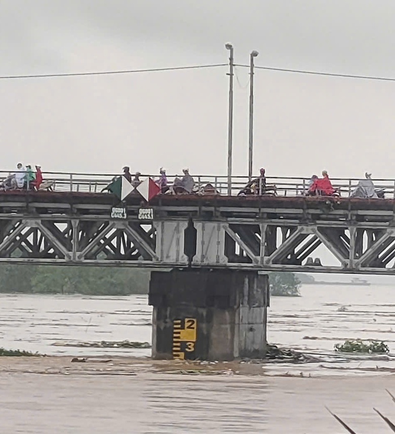 Dừng chạy tàu qua cầu Long Biên- Ảnh 2. Dừng chạy tàu qua cầu Long Biên- Ảnh 2.