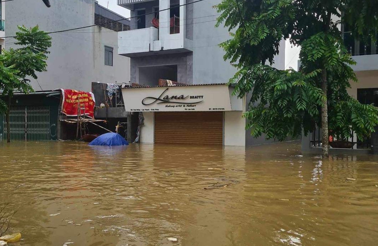 Vĩnh Ph&uacute;c: Mực nước tr&ecirc;n s&ocirc;ng Ph&oacute; Đ&aacute;y l&ecirc;n cao, người d&acirc;n phải di chuyển bằng thuyền- Ảnh 5.