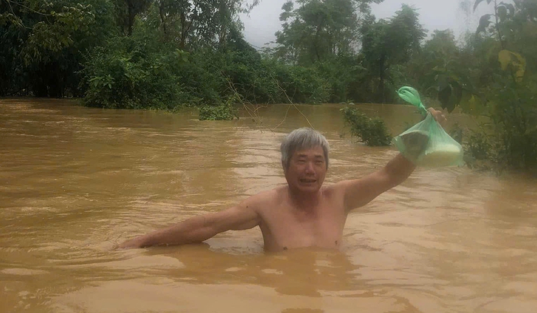 Vĩnh Ph&uacute;c: Mực nước tr&ecirc;n s&ocirc;ng Ph&oacute; Đ&aacute;y l&ecirc;n cao, người d&acirc;n phải di chuyển bằng thuyền- Ảnh 2.