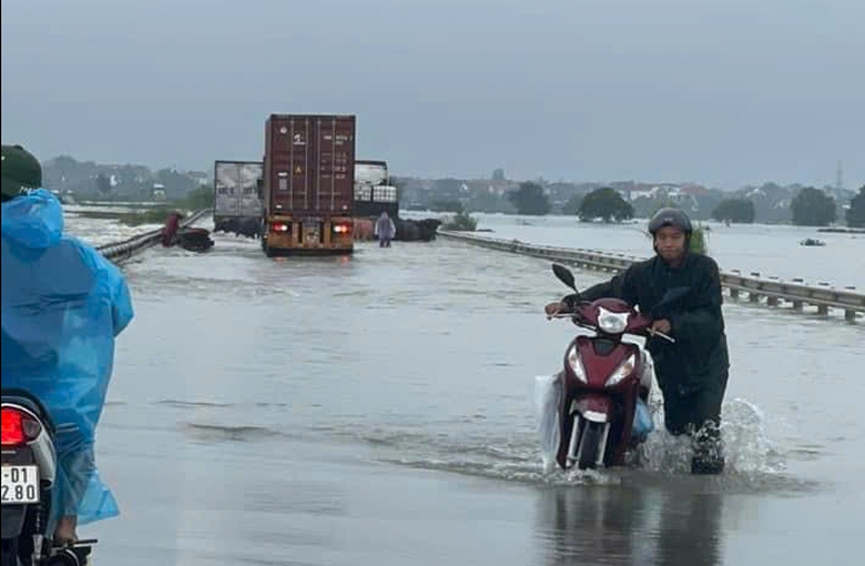 Vĩnh Ph&uacute;c: Mực nước tr&ecirc;n s&ocirc;ng Ph&oacute; Đ&aacute;y l&ecirc;n cao, người d&acirc;n phải di chuyển bằng thuyền- Ảnh 7.
