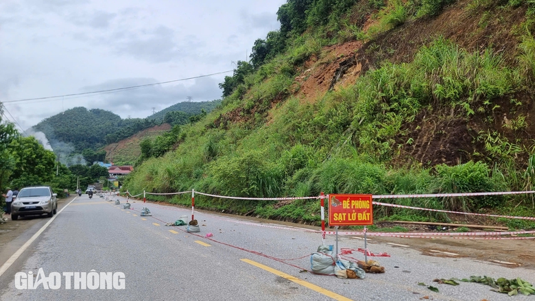 Quả đồi ở Thanh H&oacute;a nứt diện rộng, nguy cơ sạt lở xuống quốc lộ 15- Ảnh 8.