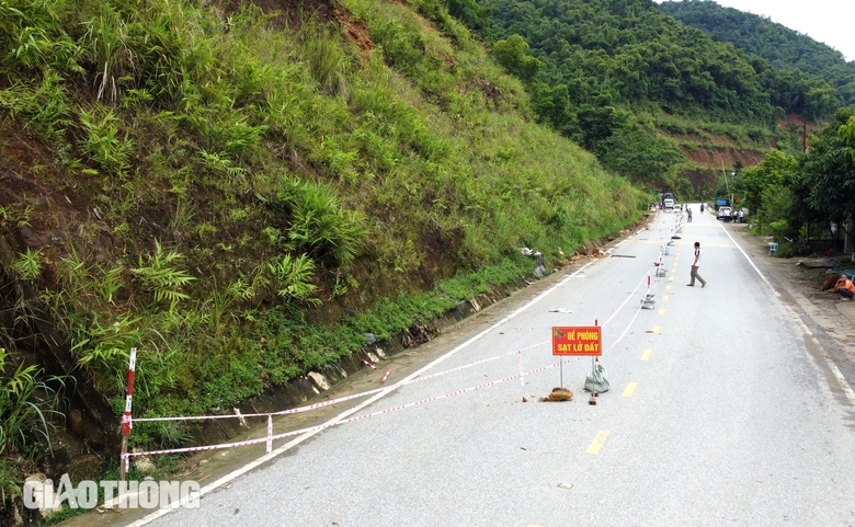 Quả đồi ở Thanh H&oacute;a nứt diện rộng, nguy cơ sạt lở xuống quốc lộ 15- Ảnh 2.