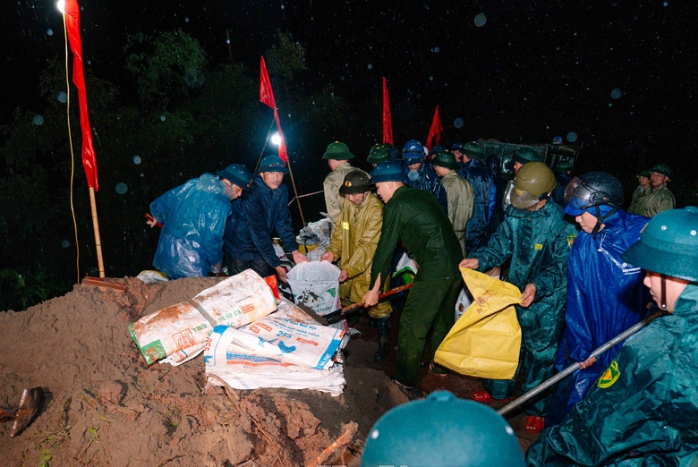 H&agrave;ng ngh&igrave;n người ở H&agrave; Nam gia cố đ&ecirc;, chạy lũ cả ng&agrave;y lẫn đ&ecirc;m- Ảnh 1.