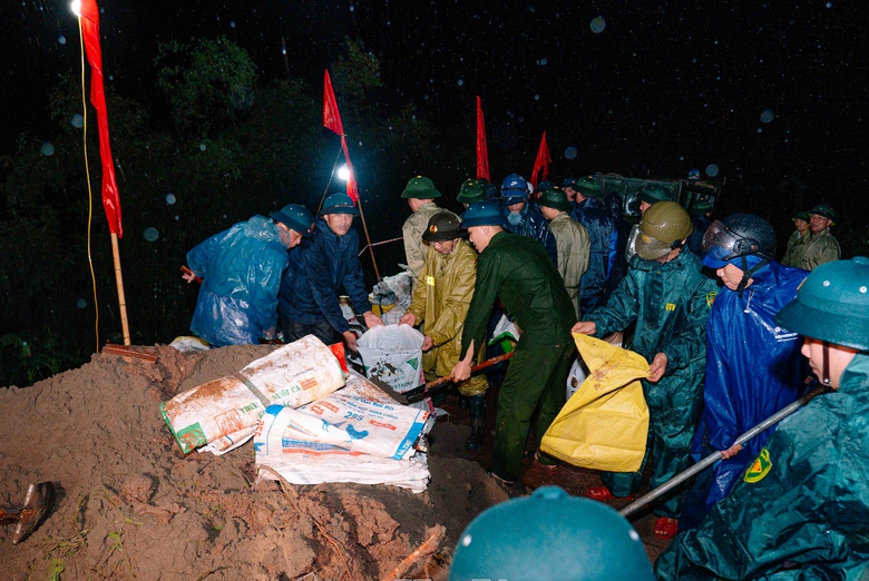 H&agrave;ng ngh&igrave;n người ở H&agrave; Nam gia cố đ&ecirc;, chạy lũ cả ng&agrave;y lẫn đ&ecirc;m- Ảnh 26.