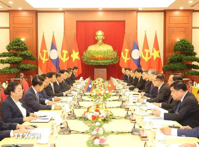 Đẩy mạnh hợp t&aacute;c giao th&ocirc;ng, hạ tầng cơ sở để Việt - L&agrave;o c&ugrave;ng ph&aacute;t triển- Ảnh 1.