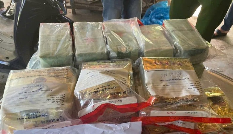 Bi&ecirc;n ph&ograve;ng Long An bắt giữ một người c&otilde;ng 25kg ma tu&yacute; qua bi&ecirc;n giới- Ảnh 1.