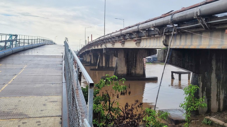 Chỉ xe hai b&aacute;nh được ph&eacute;p qua cầu tạm khi thi c&ocirc;ng cầu Sa Đ&eacute;c ở Đồng Th&aacute;p- Ảnh 2.