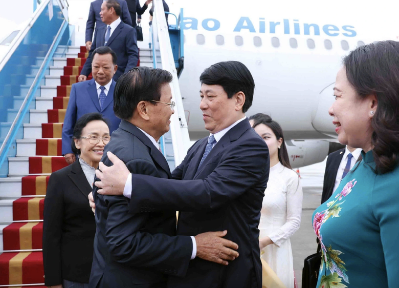 Tổng Bí thư, Chủ tịch nước Lào đến Hà Nội, bắt đầu chuyến thăm Việt Nam- Ảnh 1. Tổng Bí thư, Chủ tịch nước Lào đến Hà Nội, bắt đầu chuyến thăm Việt Nam- Ảnh 1.
