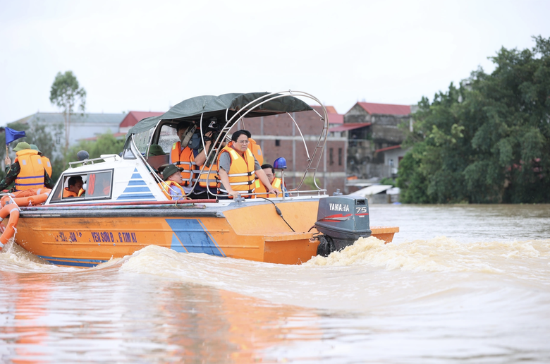 Thủ tướng: Tiếp cận bằng được, huy động cả m&aacute;y bay trực thăng để hỗ trợ v&ugrave;ng b&atilde;o lũ- Ảnh 1.