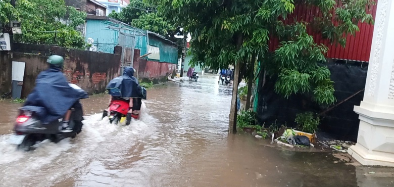 Mưa lớn, nhiều nơi ở Th&aacute;i B&igrave;nh ngập s&acirc;u- Ảnh 8.