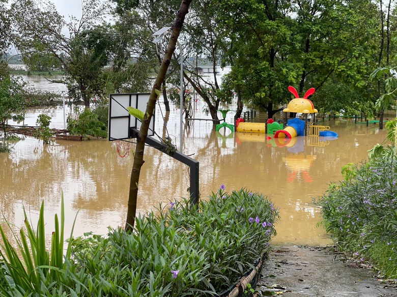 Nước s&ocirc;ng Hồng d&acirc;ng cao, người d&acirc;n ven s&ocirc;ng ở H&agrave; Nội gấp r&uacute;t chuyển đồ đạc- Ảnh 3.