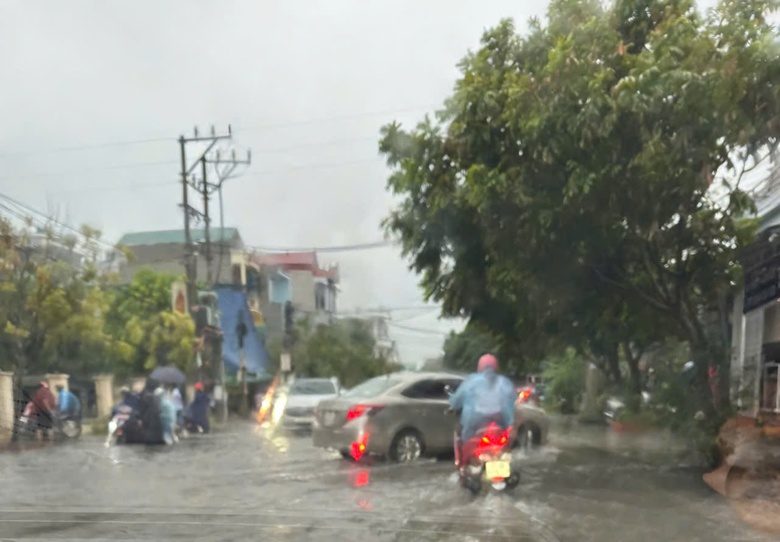 Mưa lớn, nhiều nơi ở Th&aacute;i B&igrave;nh ngập s&acirc;u- Ảnh 4.