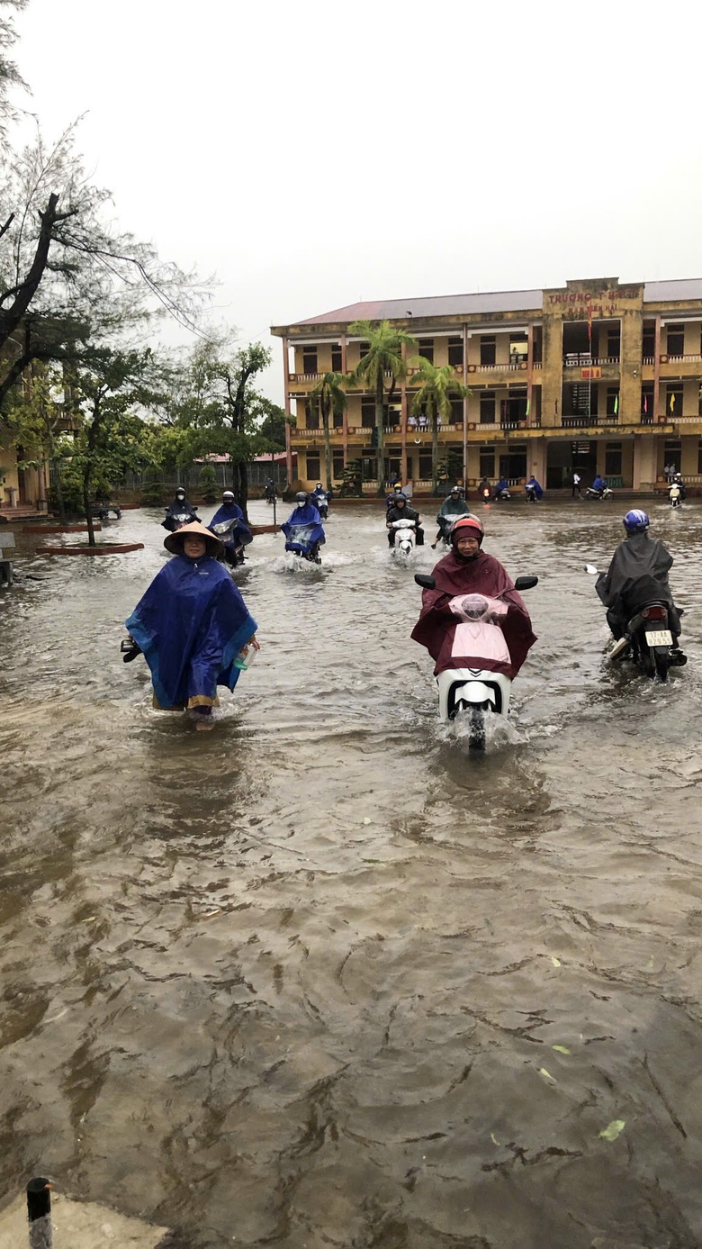 Mưa lớn, nhiều nơi ở Th&aacute;i B&igrave;nh ngập s&acirc;u- Ảnh 9.