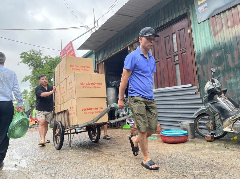 Nước s&ocirc;ng Hồng d&acirc;ng cao, người d&acirc;n ven s&ocirc;ng ở H&agrave; Nội gấp r&uacute;t chuyển đồ đạc- Ảnh 12.