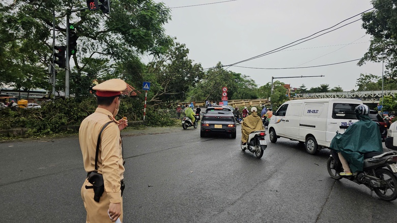 Cấm phương tiện qua cầu Long Bi&ecirc;n, CSGT t&uacute;c trực điều tiết- Ảnh 6.