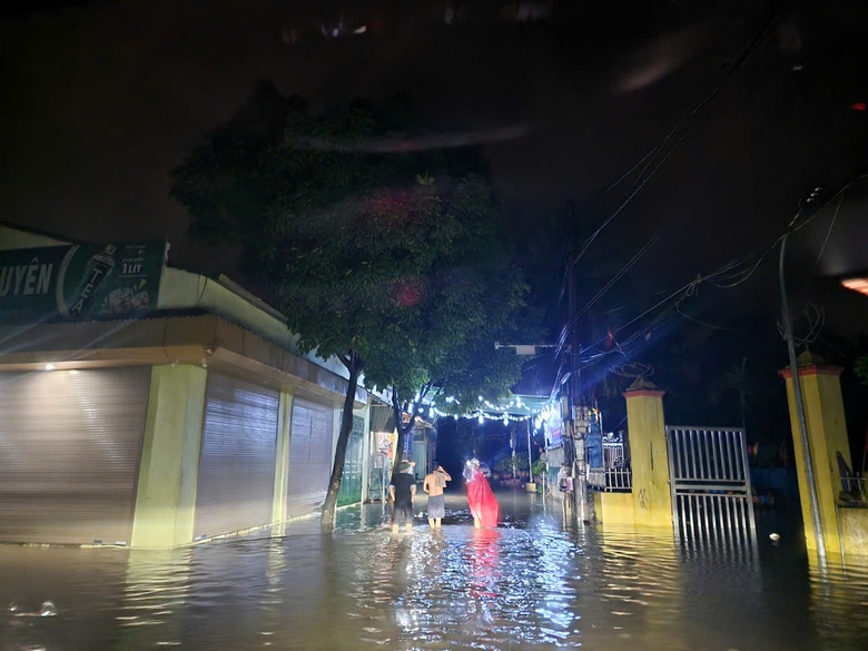 H&agrave;ng ngh&igrave;n người ở H&agrave; Nam gia cố đ&ecirc;, chạy lũ cả ng&agrave;y lẫn đ&ecirc;m- Ảnh 12.