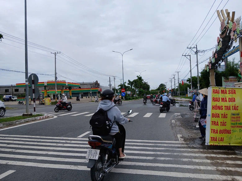 Sẽ lắp đèn tín hiệu tại ngã rẽ "điểm đen" vào trường Đại học Nam Cần Thơ- Ảnh 1. Sẽ lắp đèn tín hiệu tại ngã rẽ "điểm đen" vào trường Đại học Nam Cần Thơ- Ảnh 1.