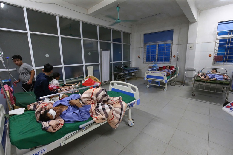C&aacute;c nạn nh&acirc;n bị thương trong vụ lũ qu&eacute;t, sạt lở đất ở L&agrave;ng Nủ hiện ra sao?- Ảnh 1.