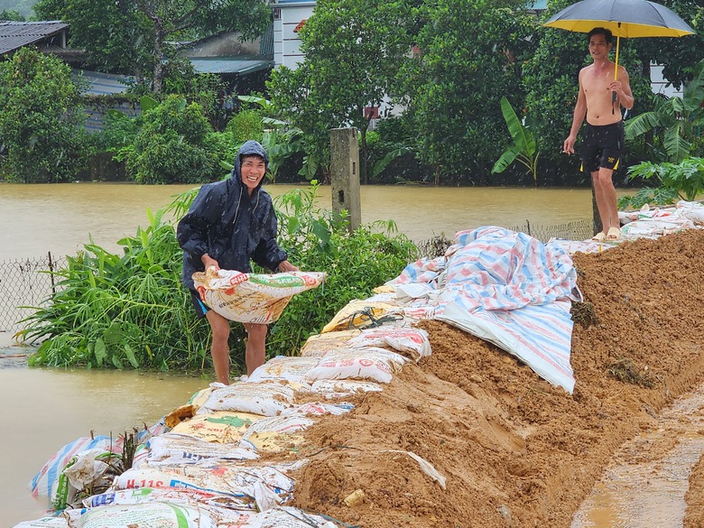 Tuy&ecirc;n Quang: Người d&acirc;n đắp đ&ecirc;, chạy lợn trong đ&ecirc;m- Ảnh 10.