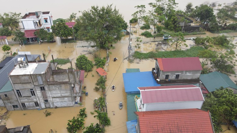 Nước tràn đê sông Bùi, nhiều nhà ở Chương Mỹ ngập ngang mái- Ảnh 13. Nước tràn đê sông Bùi, nhiều nhà ở Chương Mỹ ngập ngang mái- Ảnh 13.