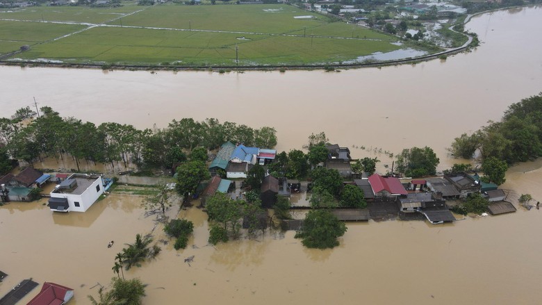 Nước tràn đê sông Bùi, nhiều nhà ở Chương Mỹ ngập ngang mái- Ảnh 14. Nước tràn đê sông Bùi, nhiều nhà ở Chương Mỹ ngập ngang mái- Ảnh 14.