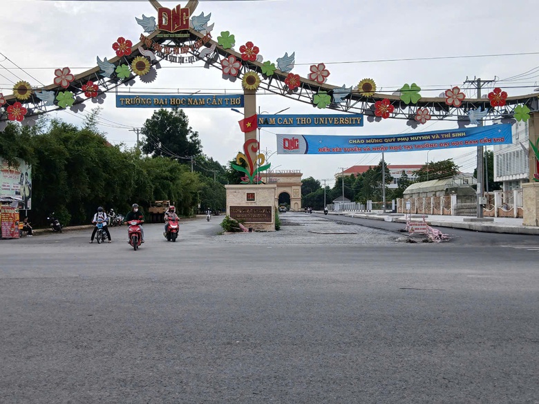 Sẽ lắp đèn tín hiệu tại ngã rẽ "điểm đen" vào trường Đại học Nam Cần Thơ- Ảnh 2. Sẽ lắp đèn tín hiệu tại ngã rẽ "điểm đen" vào trường Đại học Nam Cần Thơ- Ảnh 2.