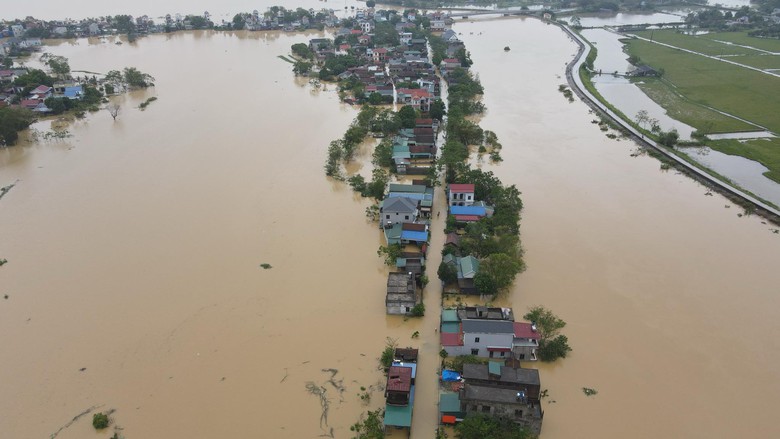 Nước tràn đê sông Bùi, nhiều nhà ở Chương Mỹ ngập ngang mái- Ảnh 2. Nước tràn đê sông Bùi, nhiều nhà ở Chương Mỹ ngập ngang mái- Ảnh 2.