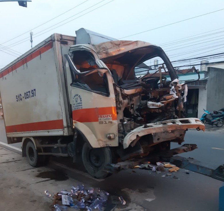 Long An: Hai &ocirc; t&ocirc; tải đối đầu, t&agrave;i xế kẹt cứng trong cabin nhiều giờ- Ảnh 1.