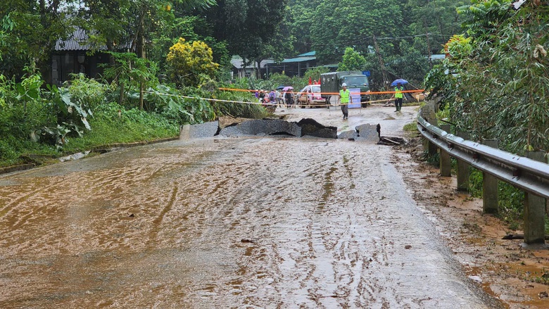 Nhiều quốc lộ ở c&aacute;c tỉnh miền n&uacute;i hư hỏng nghi&ecirc;m trọng, nguy cơ sạt lở c&ograve;n cao- Ảnh 5.