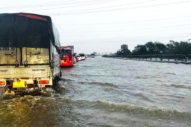 Đề nghị trạm bơm hoạt động hết c&ocirc;ng suất, "giải cứu" cao tốc Ph&aacute;p V&acirc;n - Cầu Giẽ- Ảnh 1.
