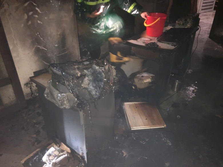 Giải cứu 6 người mắc kẹt trong ng&ocirc;i nh&agrave; ch&aacute;y ở Hải Ph&ograve;ng- Ảnh 1.