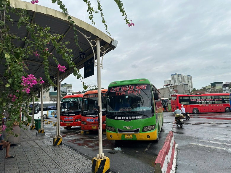 H&agrave; Nội y&ecirc;u cầu doanh nghiệp vận tải kh&ocirc;ng cho xe qua v&ugrave;ng ngập lụt, sạt lở- Ảnh 1.