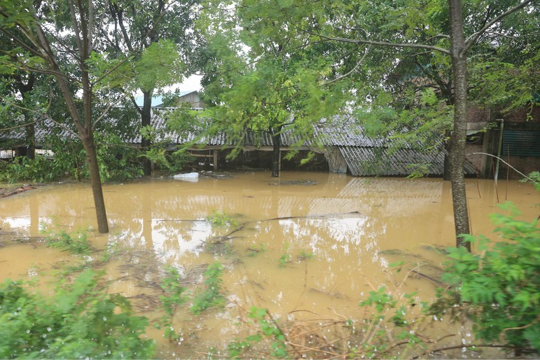 Nước tràn đê sông Bùi, nhiều nhà ở Chương Mỹ ngập ngang mái- Ảnh 7. Nước tràn đê sông Bùi, nhiều nhà ở Chương Mỹ ngập ngang mái- Ảnh 7.