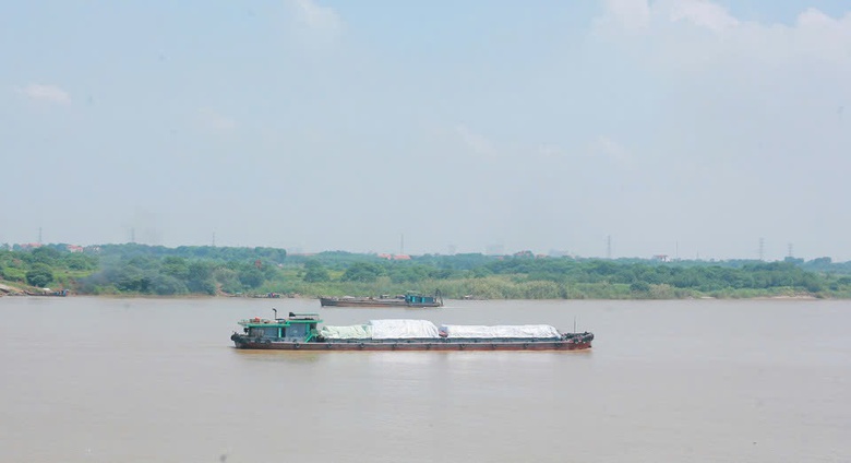 H&agrave; Nội lo t&agrave;u, thuyền tr&ocirc;i dạt tự do, va v&agrave;o cầu vượt s&ocirc;ng- Ảnh 1.