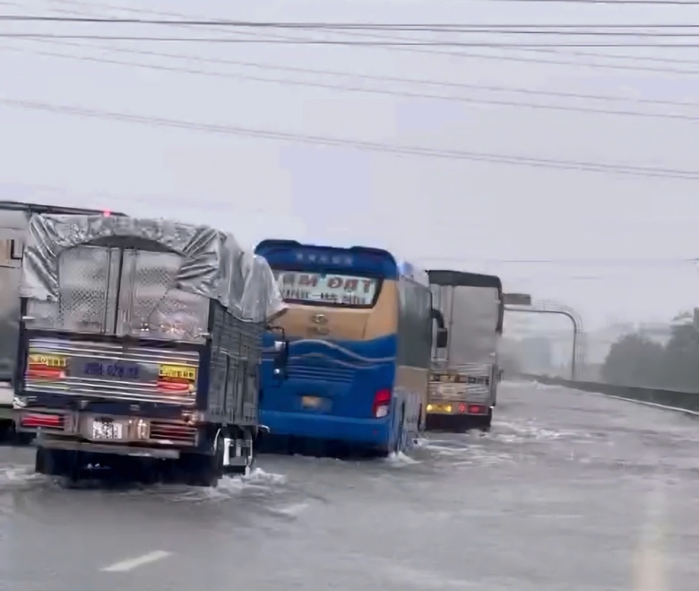 Vận h&agrave;nh tối đa c&ocirc;ng suất trạm bơm, sớm đưa cao tốc Ph&aacute;p V&acirc;n - Cầu Giẽ tho&aacute;t ngập- Ảnh 1.