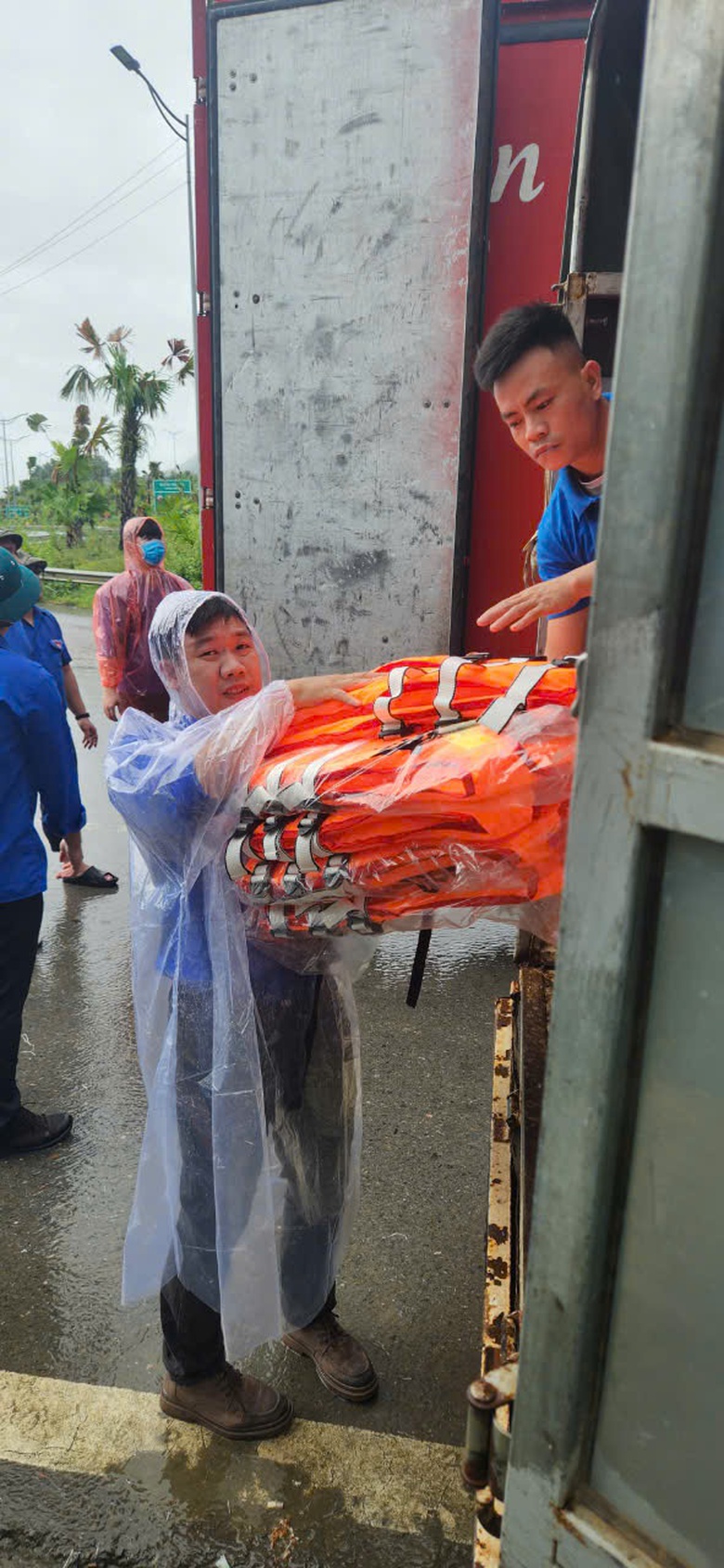 Tuổi trẻ ng&agrave;nh GTVT tức tốc l&ecirc;n đường cứu trợ người d&acirc;n v&ugrave;ng b&atilde;o lũ- Ảnh 3.