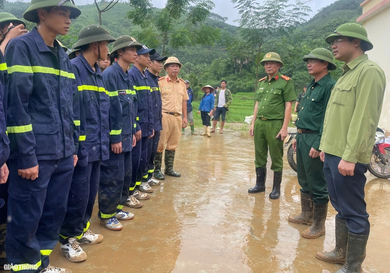 Tang thương L&agrave;ng Nủ sau lũ qu&eacute;t: X&oacute;t xa cảnh bộ đội đưa d&atilde;y quan t&agrave;i l&ecirc;n n&uacute;i- Ảnh 7.